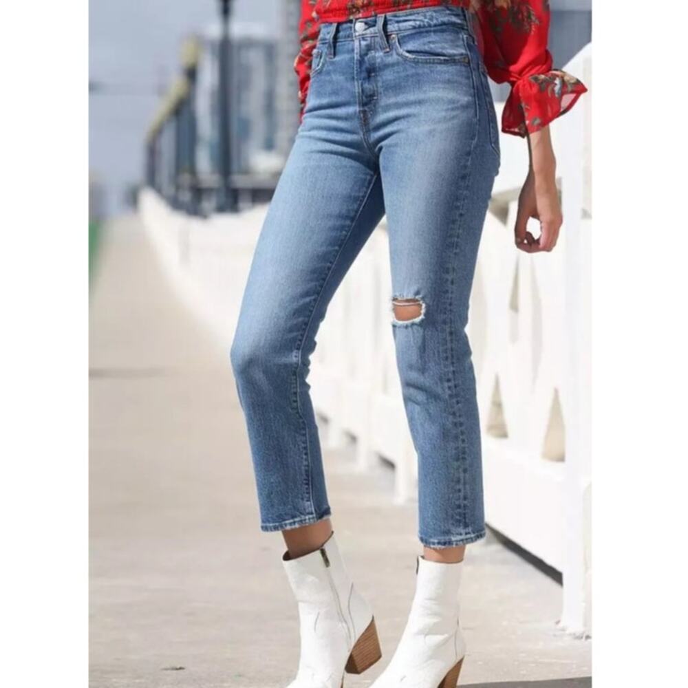 Levi's Women's Wedgie Straight Fit‎ Distressed Jeans Medium Wash Size 25